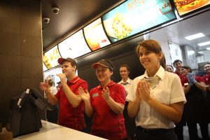 Рестораны McDonald's в России откроются вновь уже через полтора месяца. Фото: Волков Павел, «Вечерней Москвы»