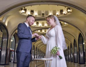 Фото свадеб в необычных местах Москвы появились на Гоголевском бульваре. Фото: Пелагия Замятина, «Вечерняя Москва»