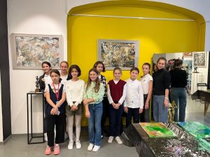 Ученики школы №1231 посетили музей в Галерее А3. Фото со страницы учебного учреждения в социальных сетях.