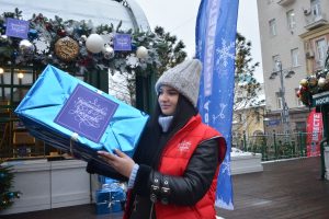 Более 1,4 тыс волонтеров принимают новогодние подарки в пунктах «Москва помогает». Фото: Анна Малакмадзе, «Вечерняя Москва»