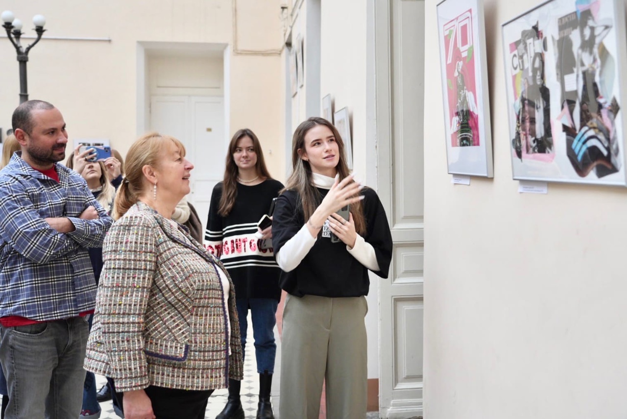 Выставка студенты художники. Факультет дизайна. Выставка студенческих работ. Журналистика экспозиция.