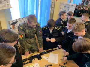 Ученикам школы имени Поленова провели практическое занятие по стрелковому оружию. Фото со страницы школы №1231 в социальных сетях