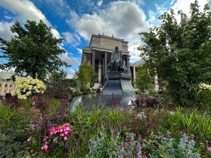 Пространство у памятника Федору Достоевскому украсили цветами. Фото: социальные сети проекта