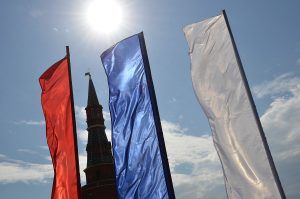 Территорию района украсили ко Дню флага. Фото: Анна Быкова, «Вечерняя Москва»