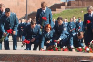 Сотрудники налоговой службы возложили цветы к мемориалу павшим в ВОВ на Поклонной горе. Фото: Ярослав Чингаев