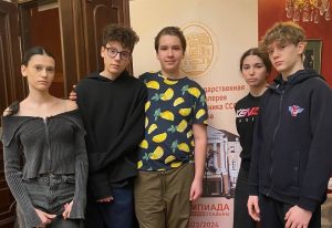 Ученики школы №1231 посетили галерею Александра Шилова. Фото: страница школы в социальных сетях