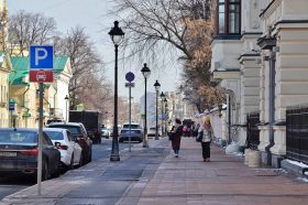 Глава управы района провел обход по территории для выявления нарушений. Фото: Анна Быкова, «Вечерняя Москва»