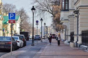 Глава управы района провел обход по территории Арбата для выявления нарушений. Фото: Анна Быкова, «Вечерняя Москва»