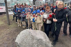 Церемонию возложения цветов к монументу Николаю Киселеву провели ученики и сотрудники школы №1231. Фото: страница школы №1231 в социальных сетях