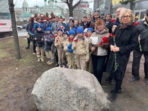 Церемонию возложения цветов к монументу Николаю Киселеву провели ученики и сотрудники школы №1231. Фото: страница школы №1231 в социальных сетях