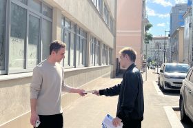 Молодые парламентарии раздали информационные брошюры в районе Арбат. Фото: страница Молодежной палаты района Арбат в социальных сетях