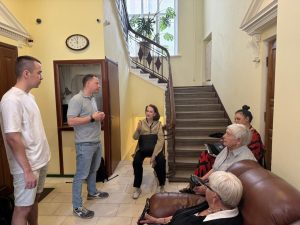 Глава управы района Арбат провел собрание с жильцами дома по вопросам капитального ремонта. Фото: страница управы района Арбат в социальных сетях