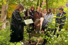 «Сирень Победы» установили парламентарии Арбата. Фото: страница управы района Арбат в социальных сетях