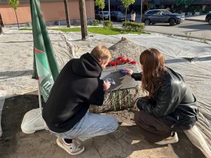Молодые парламентарии района очистили памятники. Фото: страница Молодежной палаты в социальных сетях