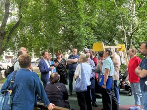 Вопросы благоустройства обсудил глава управы района Замоскворечье на встрече с жителями. Фото: страница управы района Арбат в социальных сетях
