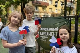«Цветок моей Родины»: мастер-класс состоялся на Староконюшенном переулке. Фото: страница управы района Арбат в социальных сетях