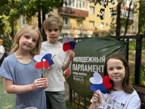 «Цветок моей Родины»: мастер-класс состоялся на Староконюшенном переулке. Фото: страница управы района Арбат в социальных сетях