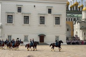 Кадеты школы №1231 посетили церемонию развода караулов на Соборной площади. Фото: страница школы №1231 имени Василия Поленова в социальных сетях