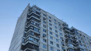 Сотрудники ГБУ «Жилищник» проверили дома в районе Арбат на безопасность. Фото: Алина Моисеенко, «Вечерняя Москва»