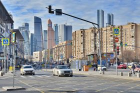 Временные ограничения движения автотранспорта вводят на Поварской улице. Фото: Анна Быкова, «Вечерняя Москва»