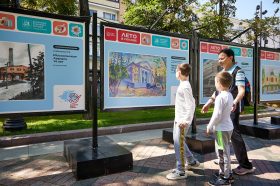 Выставка картин юных авторов открылась на Никитском бульваре. Фото: пресс-служба Департамента культурного наследия города Москвы