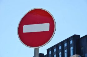 Ограничения в движении ввели на улицах района Арбат. Фото: Анна Быкова, «Вечерняя Москва»