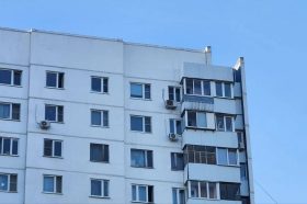 Сотрудники ГБУ «Жилищник» проверили дома в районе Арбат на безопасность. Алина Моисеенко, «Вечерняя Москва»