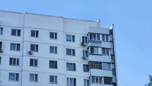 Сотрудники ГБУ «Жилищник» проверили дома в районе на безопасность. Алина Моисеенко, «Вечерняя Москва»