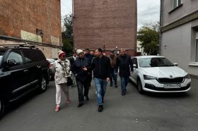 Глава управы района Арбат встретился с жителями дома. Фото: страница управы Арбат в социальных сетях.