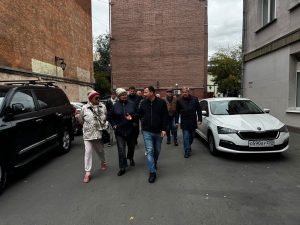 Глава управы района Арбат встретился с жителями домов. Фото: страница управы Арбат в социальных сетях.