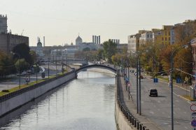 Смоленскую набережную временно перекроют для наземного транспорта. Фото: Анна Быкова, «Вечерняя Москва»