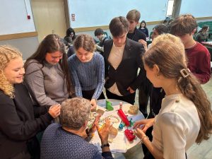 «Бумажный рынок»: деловая игра прошла в школе №1234. Фото: страница школы №1234 в социальных сетях.