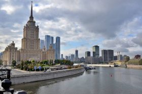 Сезон большого бега в Москве завершат фестиваль и полумарафон. Фото: Анна Быкова, «Вечерняя Москва»