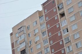 Сотрудники ГБУ «Жилищник» проверили дома в районе на безопасность. Фото: Анна Быкова «Вечерняя Мсоква»