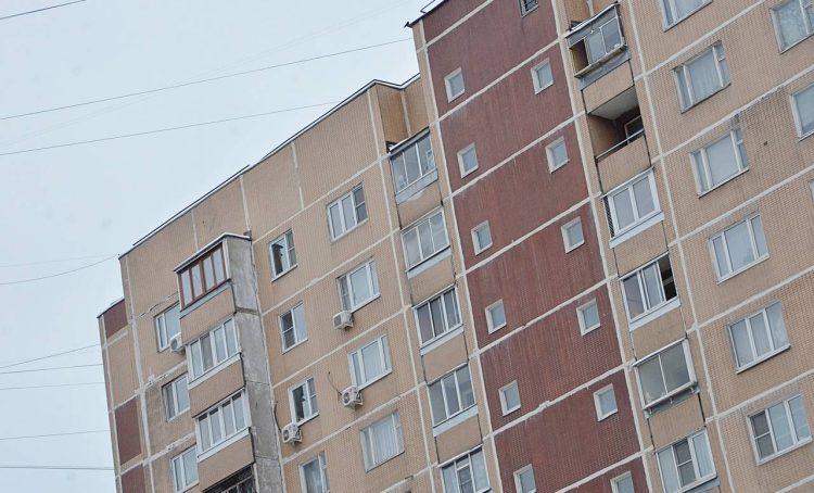 Сотрудники ГБУ «Жилищник» проверили дома в районе на безопасность. Фото: Анна Быкова «Вечерняя Мсоква»