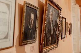 Экспонаты музея-квартиры Елены Гнесиной в театре «Геликон-опера». Фото: страница Российской академии музыки имени Гнесиных в социальных сетях.