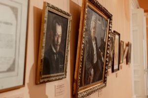 Экспонаты из музея-квартиры Елены Гнесиной представлены в выставке в театре «Геликон-опера». Фото: страница Российской академии музыки имени Гнесиных в социальных сетях.