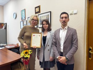 Сотрудники управы района Арбат поздравили руководителей школ с Днем учителя. Фото: управа района Арбат в социальных сетях.
