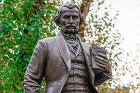 Историю жизни семьи писателя в районе Арбат рассказала заведующая музеем Ивана Тургенева. Фото: сайт мэра Москвы