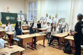 Урок для четвероклассников провели представители Молодежной палаты района Арбат. Фото: официальная страница Молодежной палата в социальных сетях