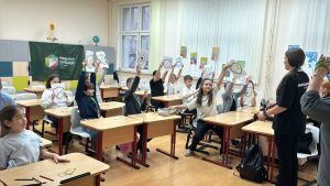 Урок для четвероклассников провели представители Молодежной палаты района Арбат. Фото: официальная страница Молодежной палата в социальных сетях