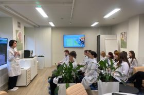 Ученики школы №1231 посетили поликлинику №38. Фото: страница школы №1231 имени Василия Поленова в социальных сетях