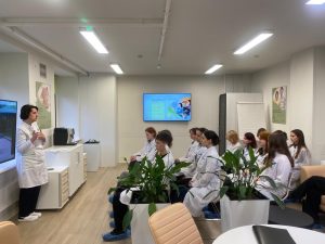 Ученики школы №1231 посетили поликлинику №38. Фото: страница школы №1231 имени Василия Поленова в социальных сетях