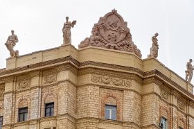 Реставрационные работы скульптурной композиции «Наука и труд» на крыше Дома геологов завершились. Фото: пресс-служба Департамента культурного наследия города Москвы