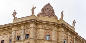 Реставрационные работы скульптурной композиции «Наука и труд» на крыше Дома геологов завершились. Фото: пресс-служба Департамента культурного наследия города Москвы