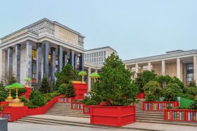 Одной из площадок для новогодних декораций стала РГБ. Фото: сайт мэра Москвы