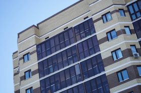 Сотрудники ГБУ «Жилищника» осуществили осмотр домов в районе Арбат. Фото: Анна Быкова, «Вечерняя Москва»