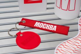 Сувениры бренда столицы появились в арт-павильоне «Самовар» на Арбате. Фото: пресс-служба Комитета по туризму города Москвы