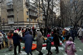 Зимний праздник организовали на улице Арбата. Фото: страница Молодежной палаты района Арбат в социальных сетях