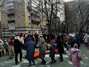 Зимний праздник организовали на улице Арбата. Фото: страница Молодежной палаты района Арбат в социальных сетях